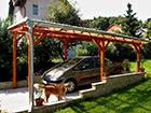 Garážové stání Standard 300×570 cm se střechou z polykarbonátových desek WT a s okapy a svody.